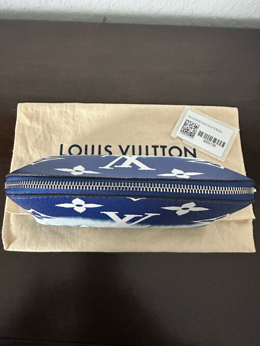 Louis Vuitton Monogram Giant Escale Cosmetic Pouch Blue/white RFID - Picture 5 of 12